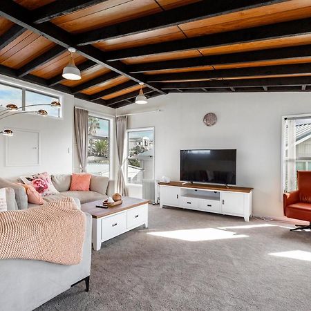 Couches, Bar Table & Kawau View Villa Snells Beach Exterior foto